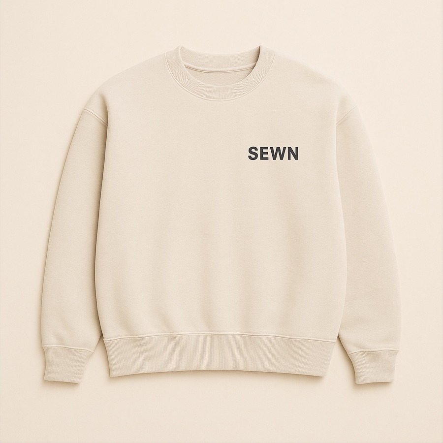 Crewneck in bone brushed fleece, left chest embroidered.