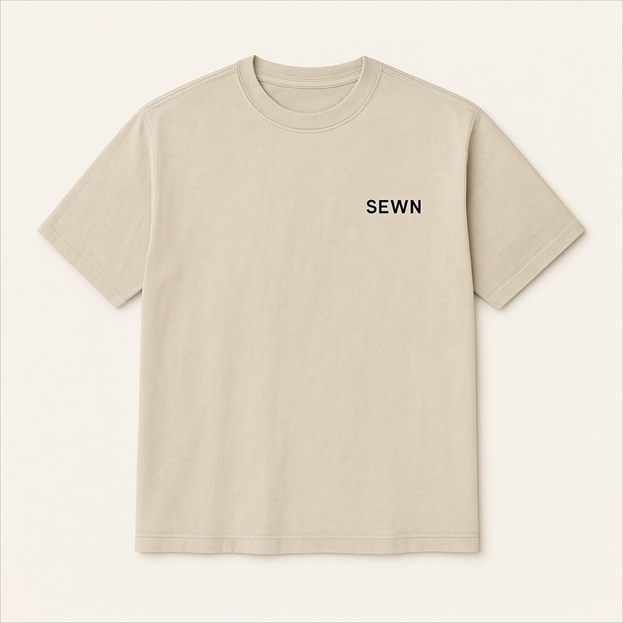 Tee in bone combed cotton, left chest embroidered.